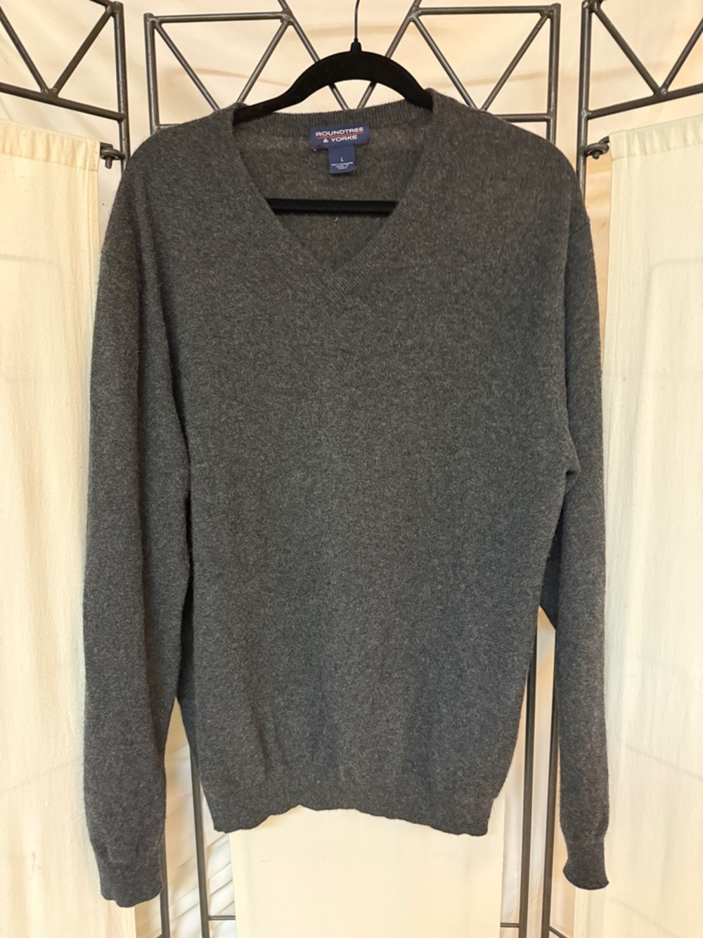 Roundtree & Yorke Men's Charcoal cashmere  V-Neck Sweater